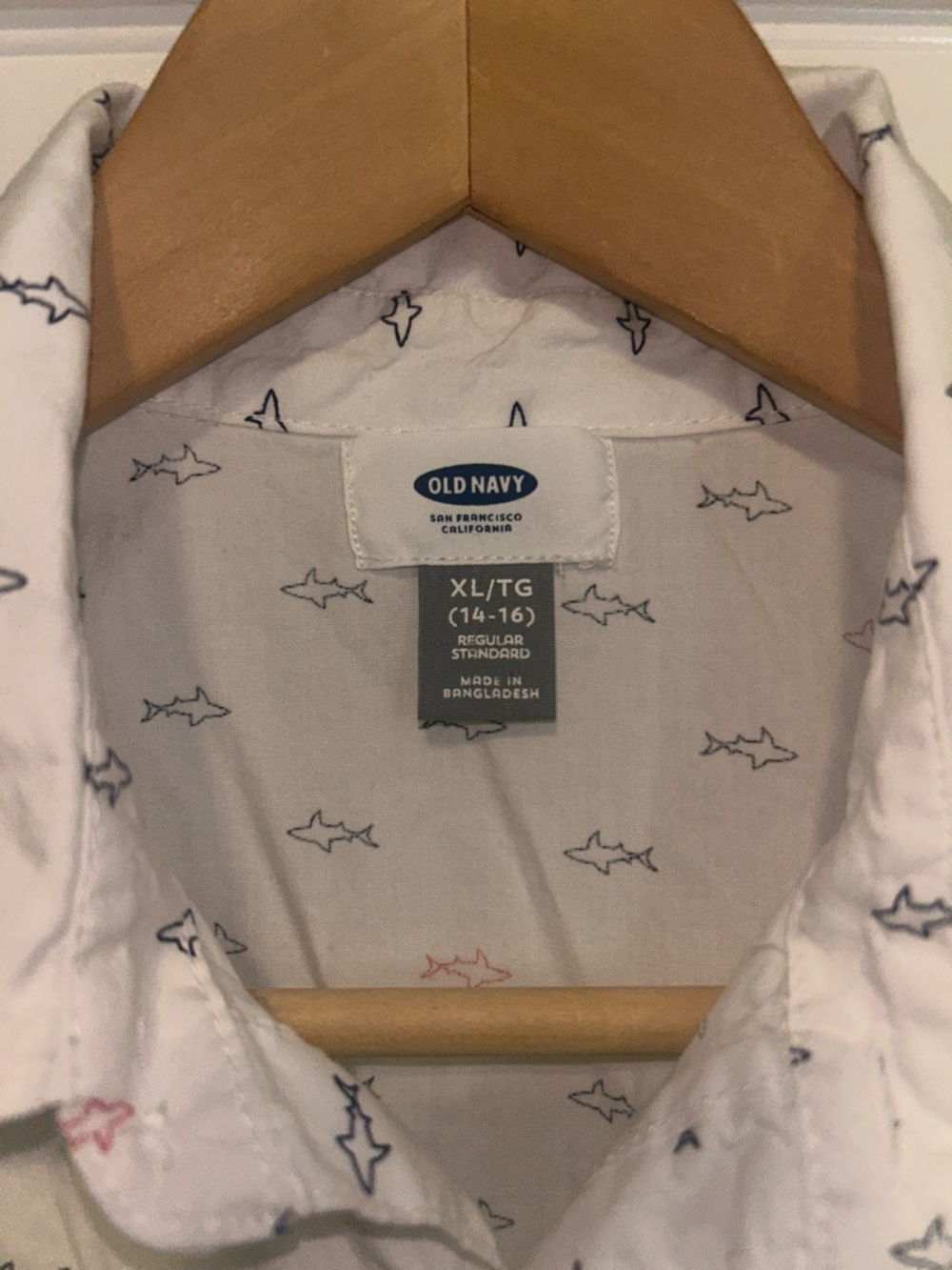 ♻️ Old Navy White Short-Sleeve Button-Down Shirt with sharks Print - Picture 3 of 4